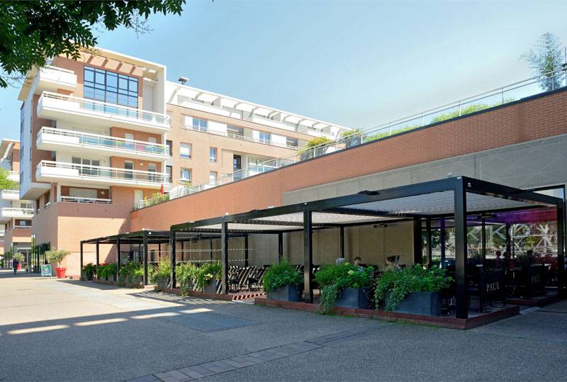 2000 Series Outdoor Shelters covering an outdoor dining area at PAUL