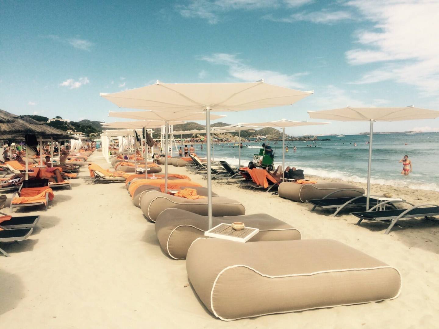 Réve Umbrella on a beach next to the water