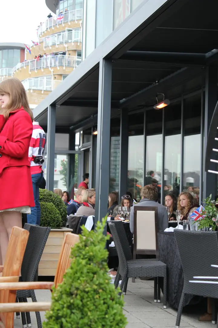 2000 series outdoor shelter covering some outdoor dining seats in london