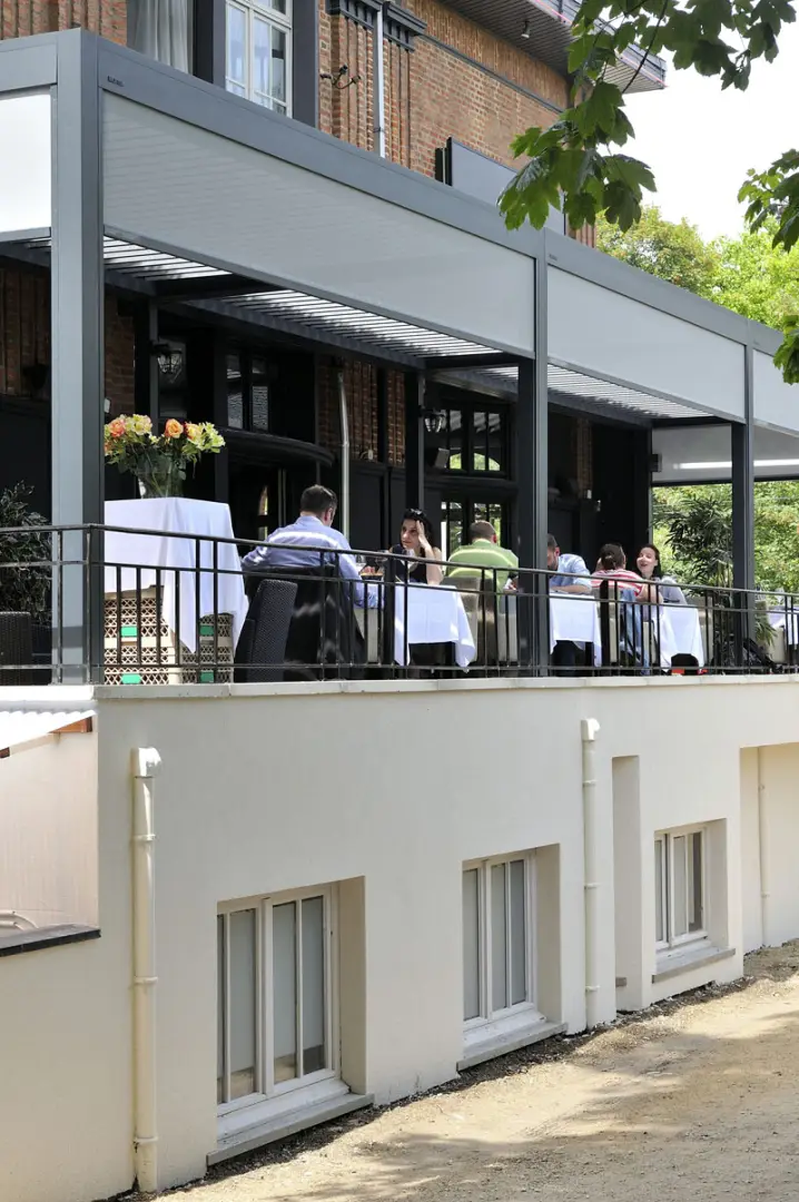 2000 Series Outdoor Shelter over an outdoor dining area