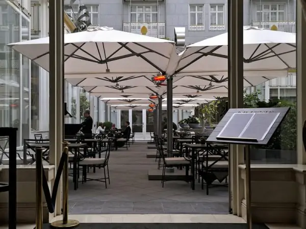 P6 Square Quattro Umbrellas at an outdoor dining area