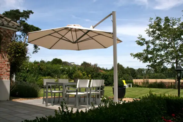 P7 umbrella with white canopy shading an outdoor dining area