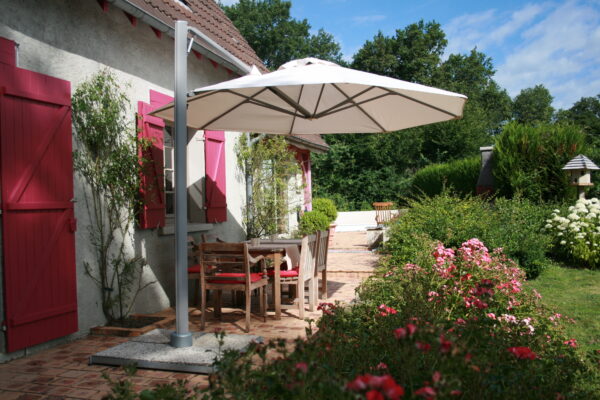 P7 umbrella with white canopy shading an outdoor dining area