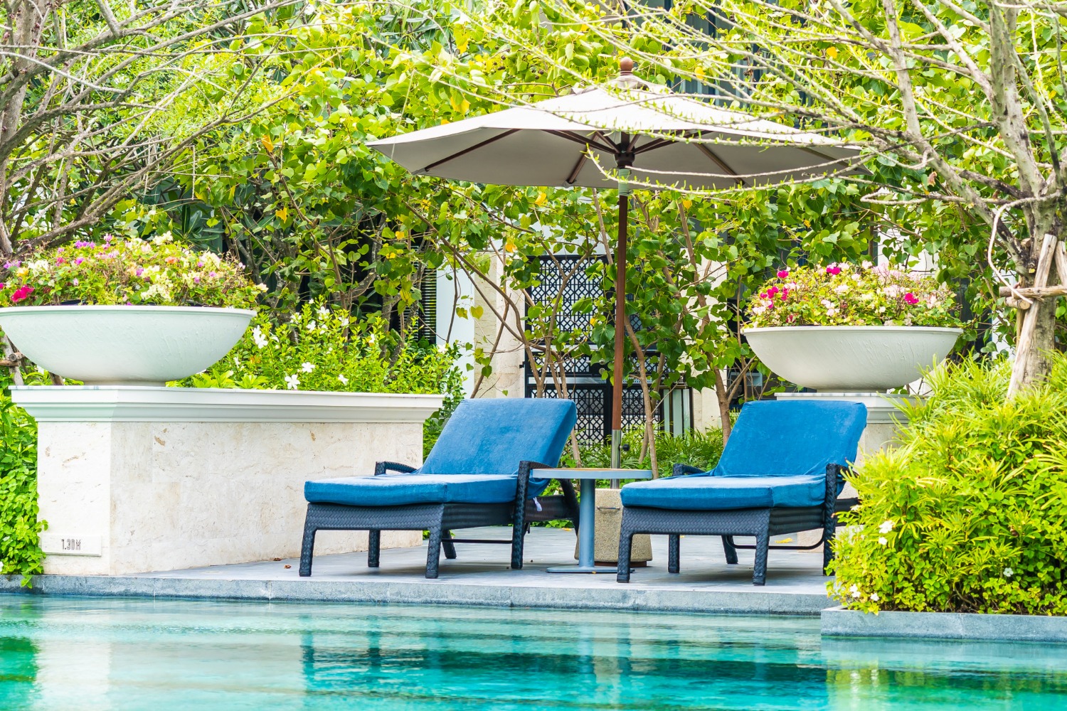 weatherproof outdoor lounge